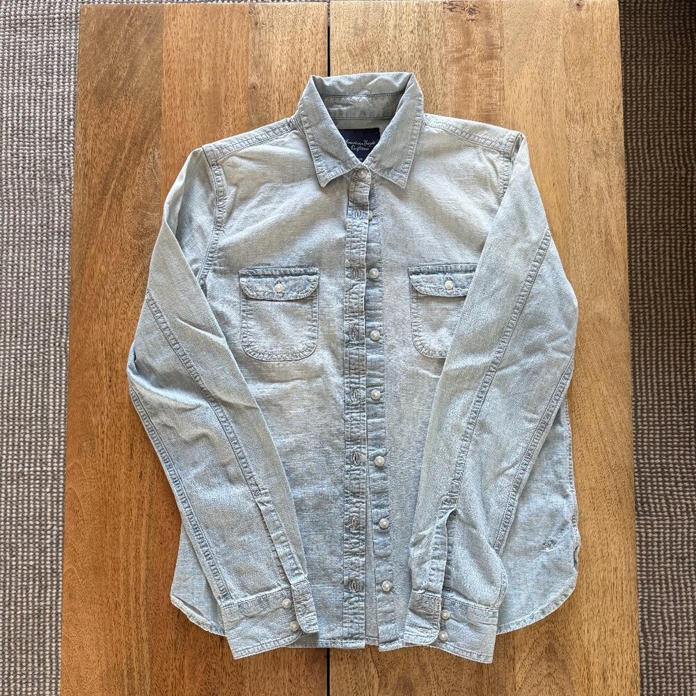 American Eagle Light Wash Chambray Shirt - Size SM